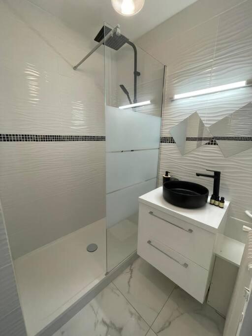 Appartement 2 Pieces, Salon Et Chambre, 44M2 Refait A Neuf Clichy Exterior photo